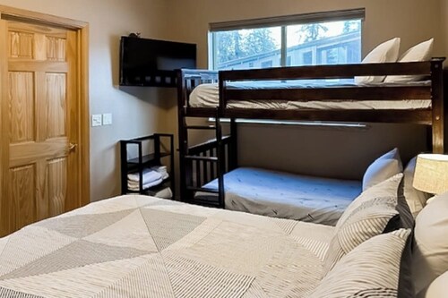 Contemporary Girdwood Townhome Across From Alyeska