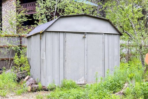 Compact Girdwood Cottage Near the Alyeska Lifts