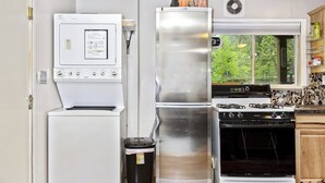 Una cocina con refrigerador, congelador y estufa.