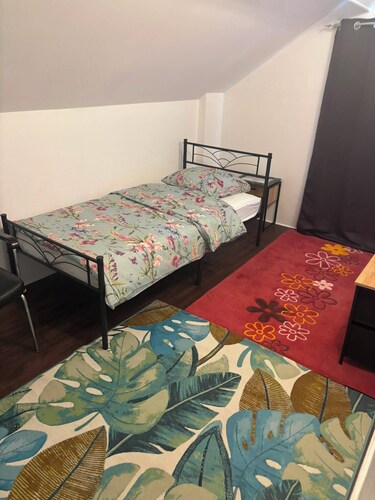 Cozy townhouse, near the castle and train station (2-minute walk)