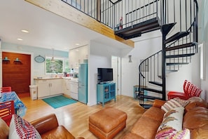 Interior - Hand-built Girdwood Cottage Near Alyeska Daylodge (Girdwood)