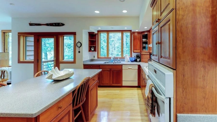 Girdwood Compound: Jetted Tub, Mountain Views,