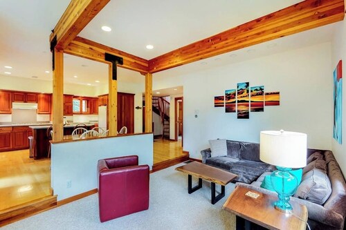Girdwood Compound: Jetted Tub, Mountain Views,