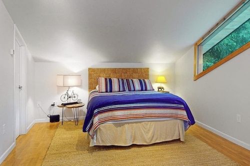 Girdwood Compound: Jetted Tub, Mountain Views,