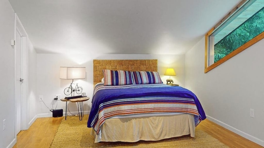 Girdwood Compound: Jetted Tub, Mountain Views,