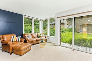 Interior - Compact Girdwood Condo Steps From the Lifts (Girdwood)