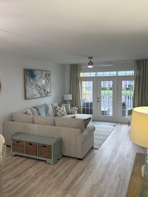Living area - Spacious 3-bedroom 2-full bath, 4 min from the beach in St. Augustine Beach (St. Augustine Beach)
