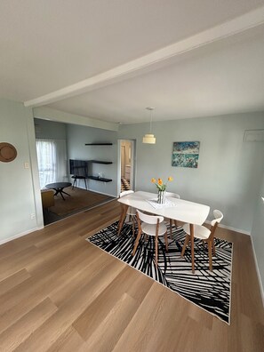 Exclusive House, 2 Bedrooms, Air conditioning, Garden View | Dining room - Oneroa Holiday House (Waiheke Island)