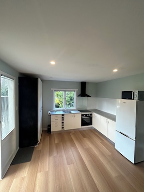Exclusive House, 2 Bedrooms, Air conditioning, Garden View | Private kitchen - Oneroa Holiday House (Waiheke Island)
