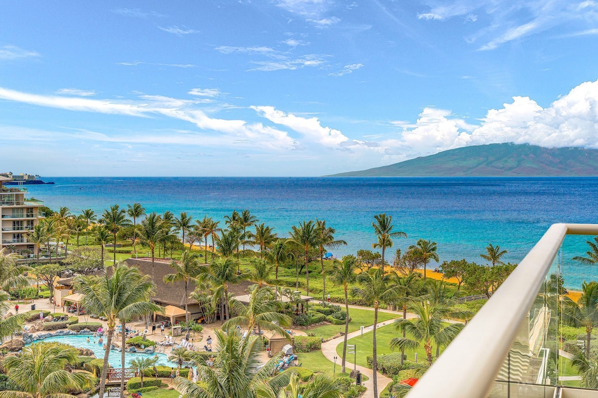 Ein Resort mit Pool, Palmen und Meerblick.