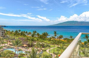 Ein Resort mit Pool, Palmen und Meerblick.