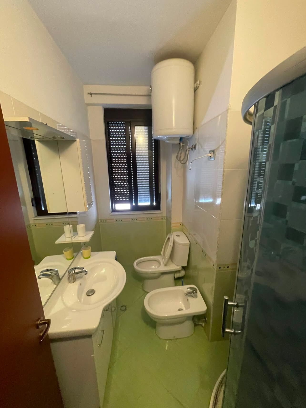 Een douche, een bidet, handdoeken, zeep