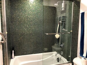 ヘアドライヤー、タオル、石鹸、トイレットペーパー