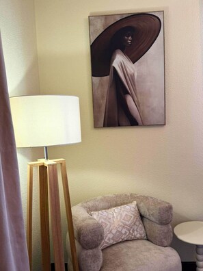 A room with a lamp, a chair, and a painting on the wall. - Recanto da Bemposta by Stayguest (Machico)