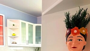 A modern kitchen with white cabinets, a dining table with chairs, and a decorative vase with a floral arrangement. - Refúgio do Atalho by Stayguest (Santana)