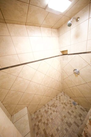 Shower - NomadiQ boutique stay (Boston)