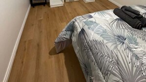 Un dormitorio con una cama, un armario y un zapatero.