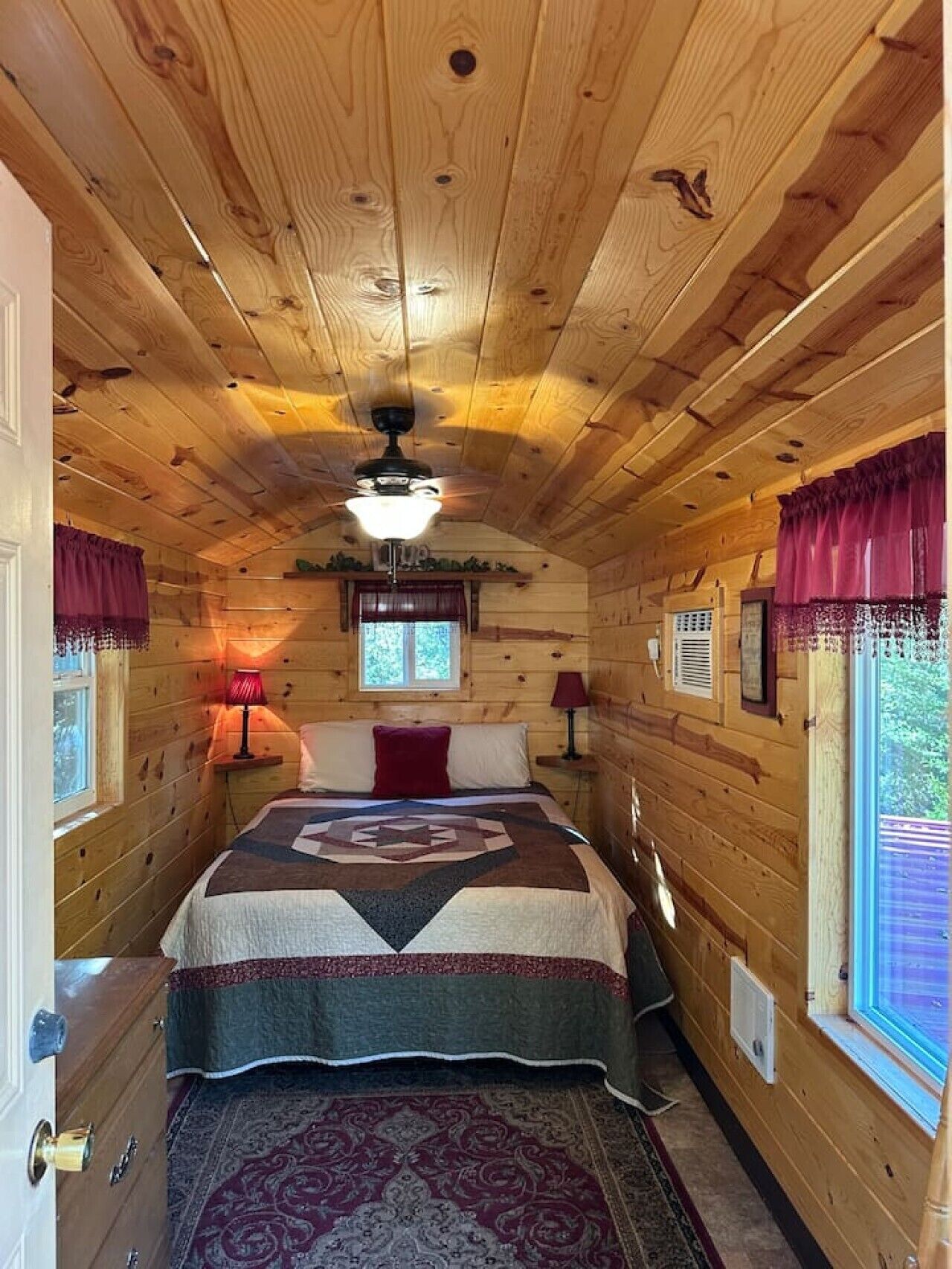 Travel crib, WiFi, bed sheets