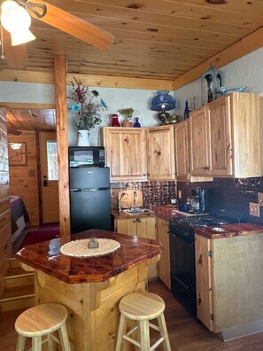 Wasserkocher mit Kaffee-/Teezubehör, Kühlschrank, Mikrowelle, Ofen