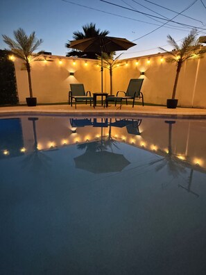 Outdoor pool - Modern, Cozy Home! Minutes to Old Town/ASU! Pool! Hot Tub! Game Room! Mini Golf! (Tempe)