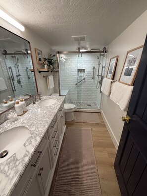 Shower, hair dryer, towels, soap - Modern, Cozy Home! Minutes to Old Town/ASU! Pool! Hot Tub! Game Room! Mini Golf! (Tempe)