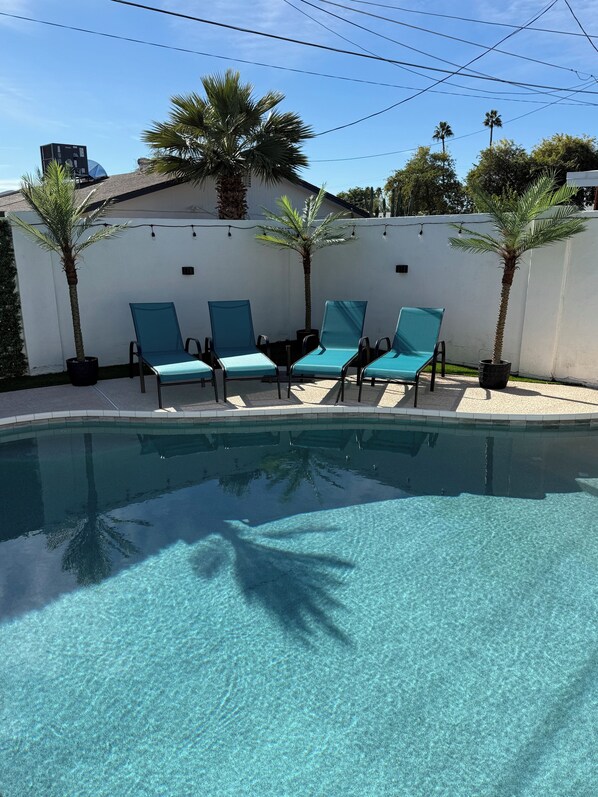 Outdoor pool - Modern, Cozy Home! Minutes to Old Town/ASU! Pool! Hot Tub! Game Room! Mini Golf! (Tempe)
