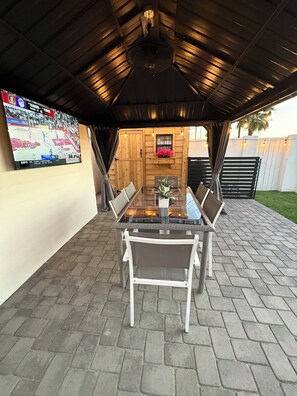 Outdoor dining - Modern, Cozy Home! Minutes to Old Town/ASU! Pool! Hot Tub! Game Room! Mini Golf! (Tempe)