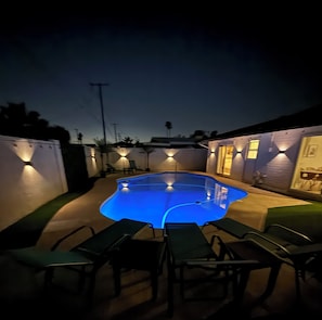 Outdoor pool - Modern, Cozy Home! Minutes to Old Town/ASU! Pool! Hot Tub! Game Room! Mini Golf! (Tempe)