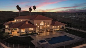 A large, multi-story house with a swimming pool, multiple patios, and a view of the surrounding landscape. - The Shandon House by Avantstay Pool + Jacuzzi + Hilltop Views Paso Wine (Shandon)