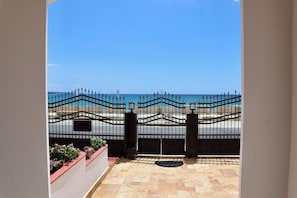 A gated entrance leading to a beach with a clear view of the sea. - La Bahia Guest House/ Front beach 2 private (Aguadilla)