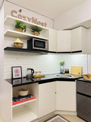 Microwave, cookware/dishes/utensils - Cozy Nest Tagaytay Staycation (Tagaytay City)