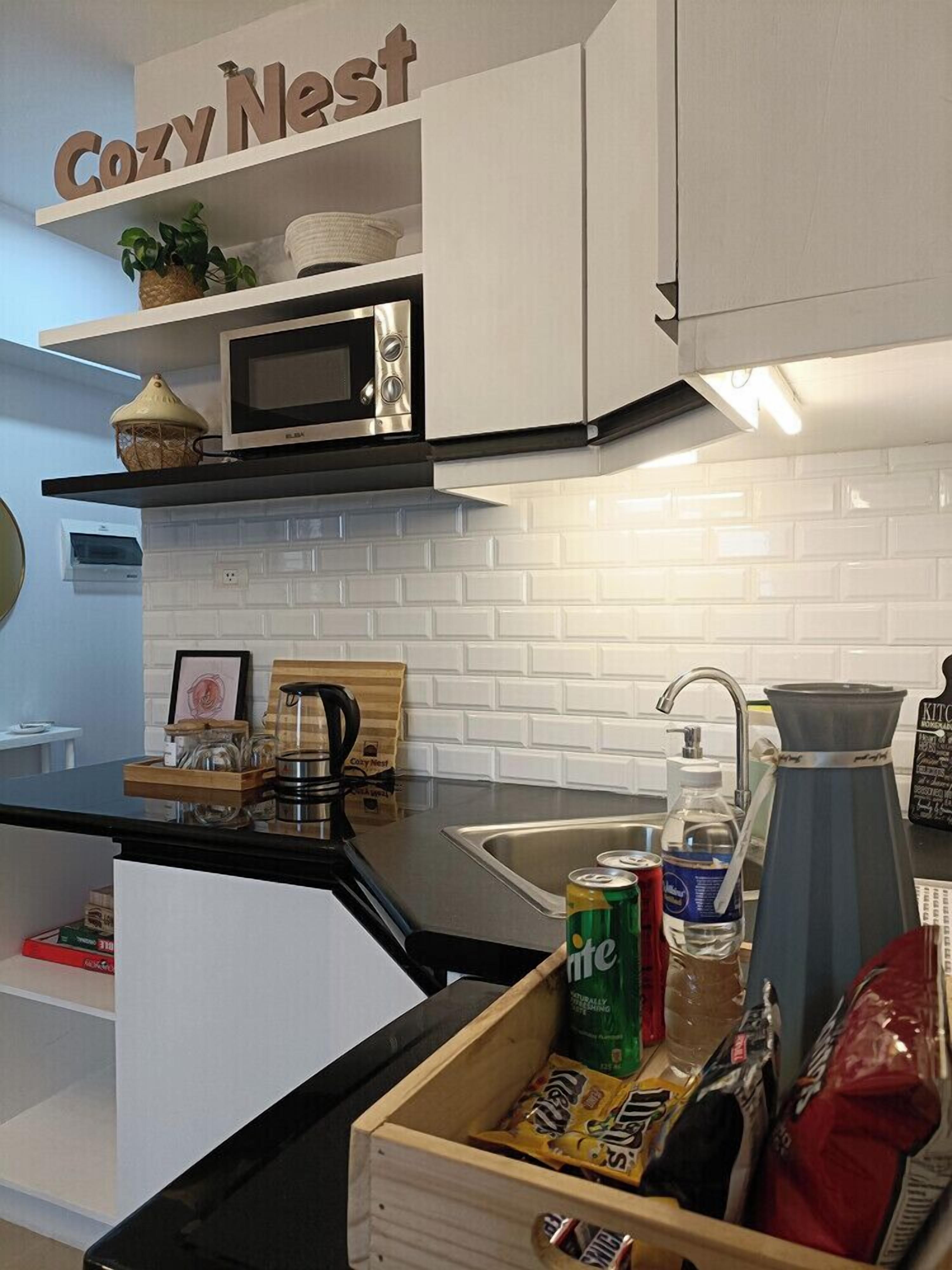 Microwave, cookware/dishes/utensils
