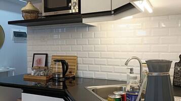 Microwave, cookware/dishes/utensils