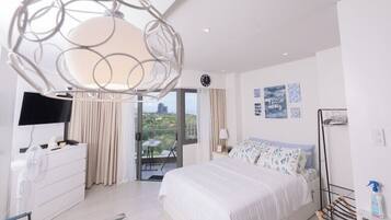 Tabla de planchar con plancha, wifi gratis y ropa de cama
