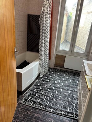 Haartrockner, Handtücher, Seife, Toilettenpapier
