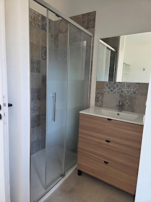 Towels, soap, toilet paper - 130-square-meter Villa in Montalivet, 4 bedrooms, near the ocean (Vensac)