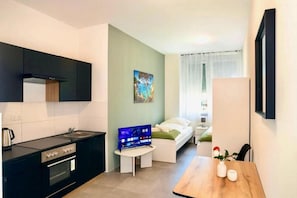 Apartemen Klasik, pemandangan kota | Dapur pribadi | Lemari es, oven, kompor, dan peralatan masak/sendok-piring