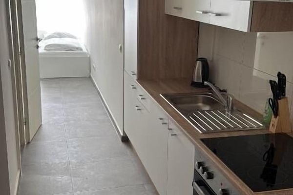 Apartamento Deluxe, vistas a la ciudad | Cocina privada | Frigorífico, horno, placa de cocina y utensilios de cocina