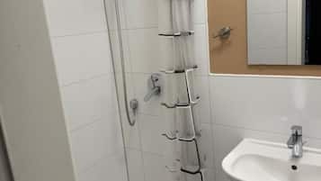 Apartemen Klasik, pemandangan kota | Kamar mandi | Pengering rambut, handuk, sabun, dan sampo