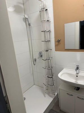 Apartemen Klasik, pemandangan kota | Kamar mandi | Pengering rambut, handuk, sabun, dan sampo