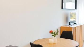 Comfort-Apartment, Stadtblick | Speisen