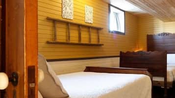 Una habitación con cama, cabecero de madera y ventana.