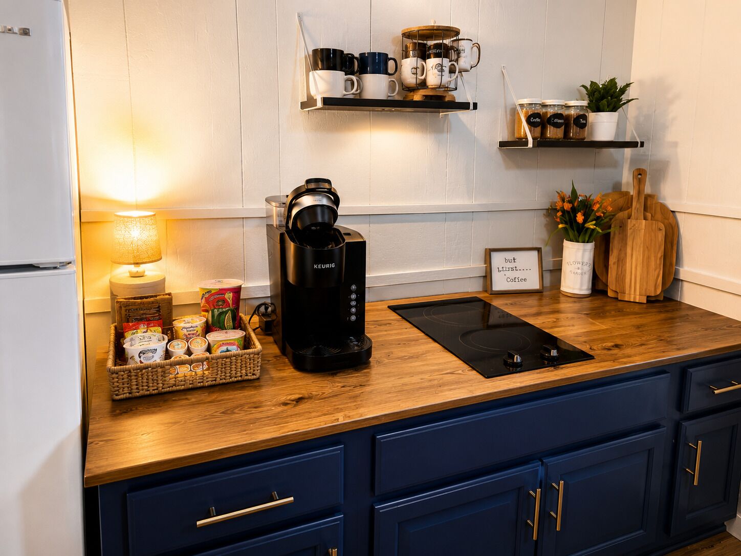 Cafetière-théière, réfrigérateur, four à micro-ondes, surface de cuisson