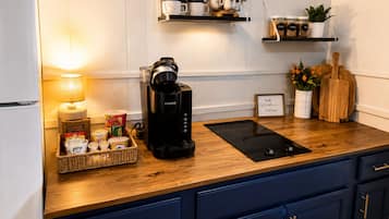 Cafetière-théière, réfrigérateur, four à micro-ondes, surface de cuisson