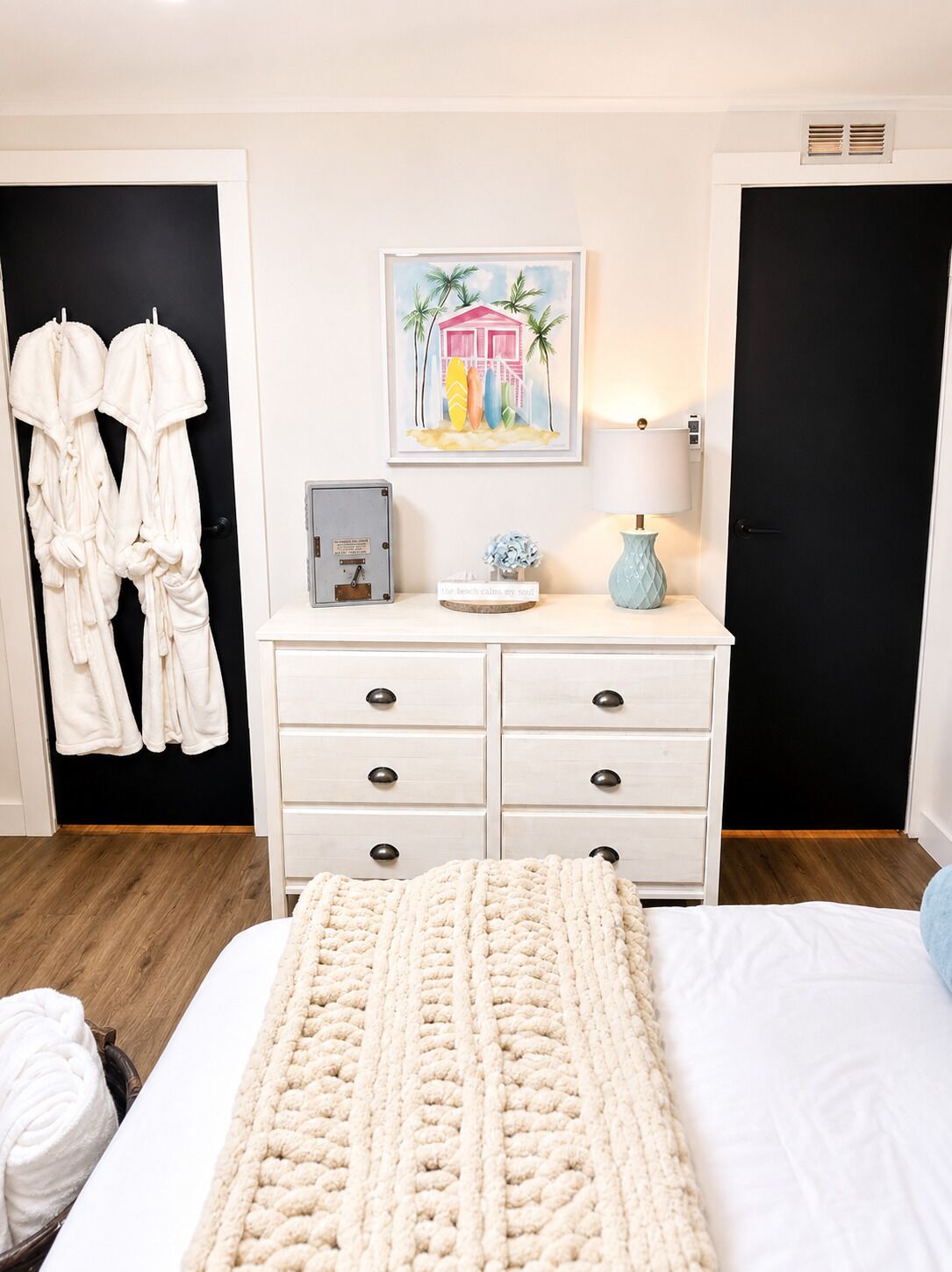 1 habitación, tabla de planchar con plancha y cuna de viaje 