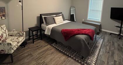Cozy cottage with plenty of space in friendly Thaxton, MS.