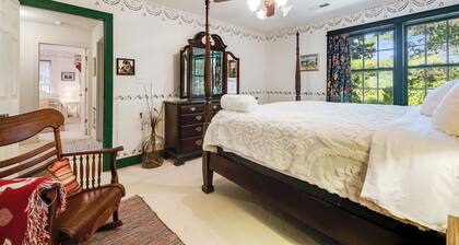 Perfect for families!This warm mountain retreat in Hendersonville, NC