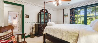 Perfect for families!This warm mountain retreat in Hendersonville, NC