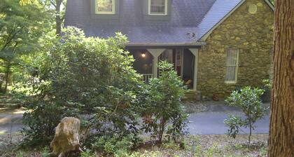 Perfect for families!This warm mountain retreat in Hendersonville, NC