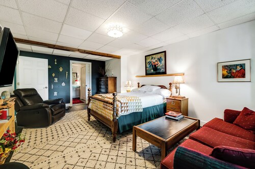 Perfect for families!This warm mountain retreat in Hendersonville, NC